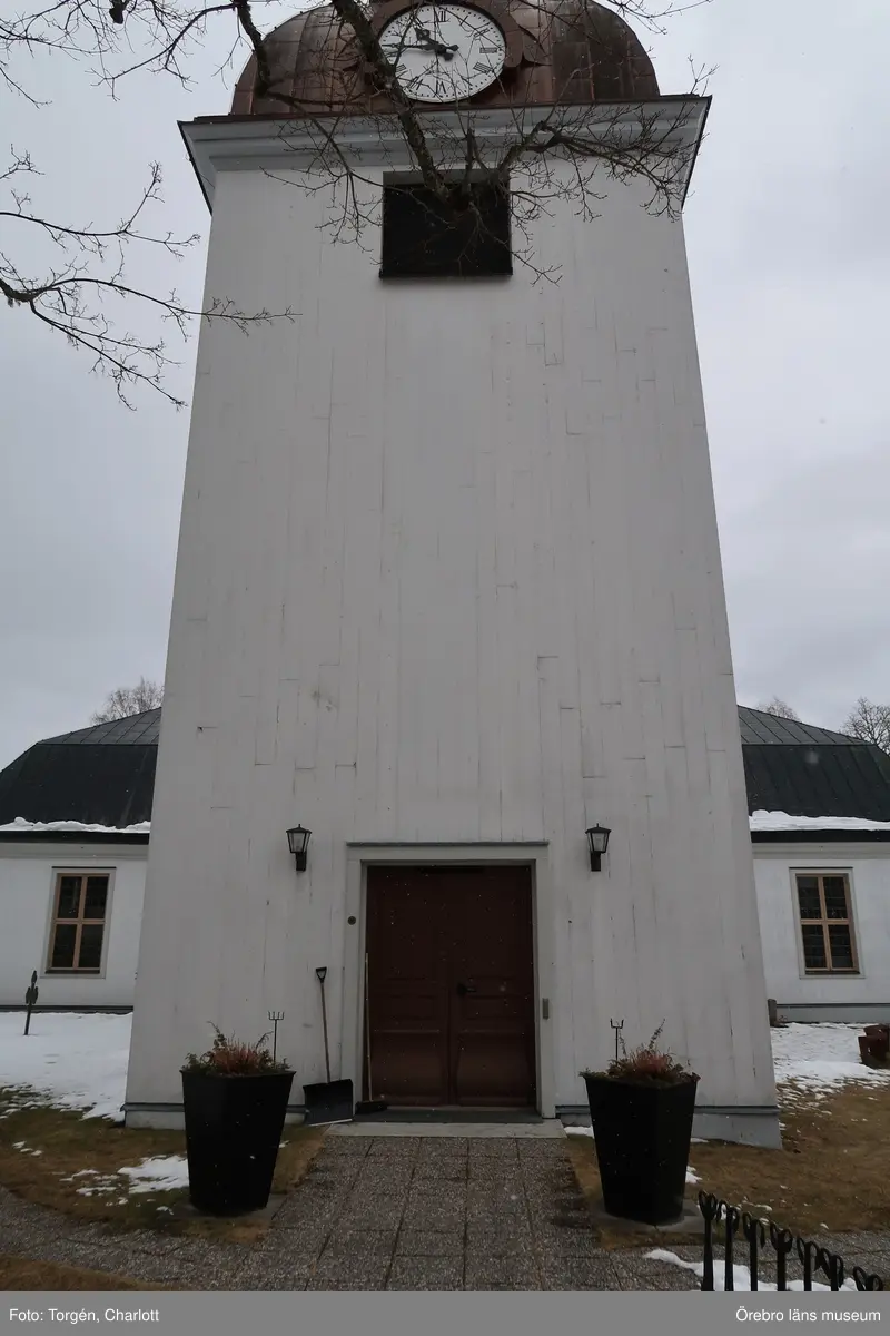 Fotoprotokoll
Acc.nr. OLM-2021-34

Objekt: Järnboås kyrka
Socken: Järnboås socken
Kommun: Nora kommun
Län: T
År: 2021

Motiv: Utvändiga renoverings- och måleriarbeten på Järnboås kyrka
1-17: Järnboås kyrka för åtgärder. Fasaden har tvättats. Färgen krackelerade och flagade kraftigt samt hade en märklig yta. 
18-29: Under arbetets gång. Befintlig färg hade dåligt fäste, den släppte mycket lätt från panelen. Några få rötskador fanns bakom ett stuprör samt i takfoten.
30-48: Järnboås kyrka efter renoverings- och målningsarbeten.
49-50: Grindarna målades i samband med övriga arbeten.


Foto:	1-17: Anneli Borg
	17-50: Charlott Torgén

Diarienr. 2021.106