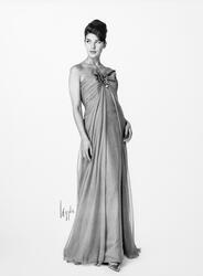 Mannekäng i aftonklänning av lila chiffong med drapering och