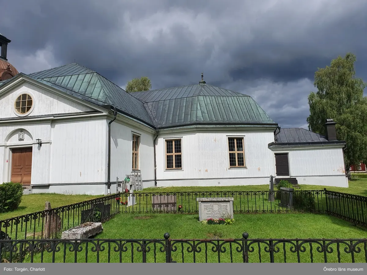 Fotoprotokoll
Acc.nr. OLM-2021-34

Objekt: Järnboås kyrka
Socken: Järnboås socken
Kommun: Nora kommun
Län: T
År: 2021

Motiv: Utvändiga renoverings- och måleriarbeten på Järnboås kyrka
1-17: Järnboås kyrka för åtgärder. Fasaden har tvättats. Färgen krackelerade och flagade kraftigt samt hade en märklig yta. 
18-29: Under arbetets gång. Befintlig färg hade dåligt fäste, den släppte mycket lätt från panelen. Några få rötskador fanns bakom ett stuprör samt i takfoten.
30-48: Järnboås kyrka efter renoverings- och målningsarbeten.
49-50: Grindarna målades i samband med övriga arbeten.


Foto:	1-17: Anneli Borg
	17-50: Charlott Torgén

Diarienr. 2021.106