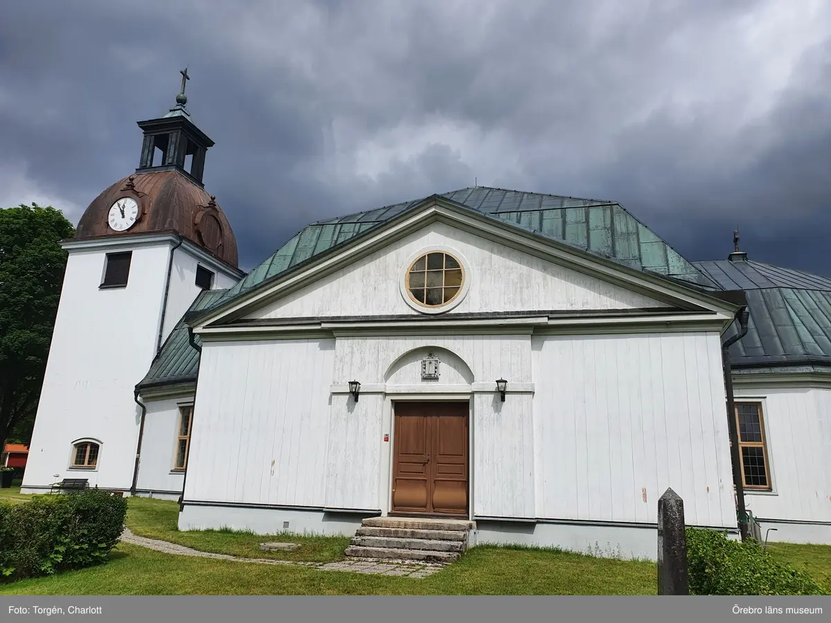 Fotoprotokoll
Acc.nr. OLM-2021-34

Objekt: Järnboås kyrka
Socken: Järnboås socken
Kommun: Nora kommun
Län: T
År: 2021

Motiv: Utvändiga renoverings- och måleriarbeten på Järnboås kyrka
1-17: Järnboås kyrka för åtgärder. Fasaden har tvättats. Färgen krackelerade och flagade kraftigt samt hade en märklig yta. 
18-29: Under arbetets gång. Befintlig färg hade dåligt fäste, den släppte mycket lätt från panelen. Några få rötskador fanns bakom ett stuprör samt i takfoten.
30-48: Järnboås kyrka efter renoverings- och målningsarbeten.
49-50: Grindarna målades i samband med övriga arbeten.


Foto:	1-17: Anneli Borg
	17-50: Charlott Torgén

Diarienr. 2021.106