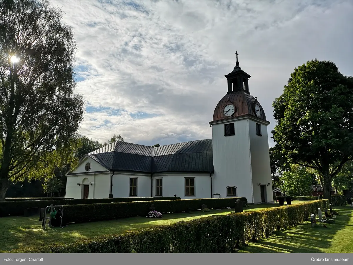 Fotoprotokoll
Acc.nr. OLM-2021-34

Objekt: Järnboås kyrka
Socken: Järnboås socken
Kommun: Nora kommun
Län: T
År: 2021

Motiv: Utvändiga renoverings- och måleriarbeten på Järnboås kyrka
1-17: Järnboås kyrka för åtgärder. Fasaden har tvättats. Färgen krackelerade och flagade kraftigt samt hade en märklig yta. 
18-29: Under arbetets gång. Befintlig färg hade dåligt fäste, den släppte mycket lätt från panelen. Några få rötskador fanns bakom ett stuprör samt i takfoten.
30-48: Järnboås kyrka efter renoverings- och målningsarbeten.
49-50: Grindarna målades i samband med övriga arbeten.


Foto:	1-17: Anneli Borg
	17-50: Charlott Torgén

Diarienr. 2021.106