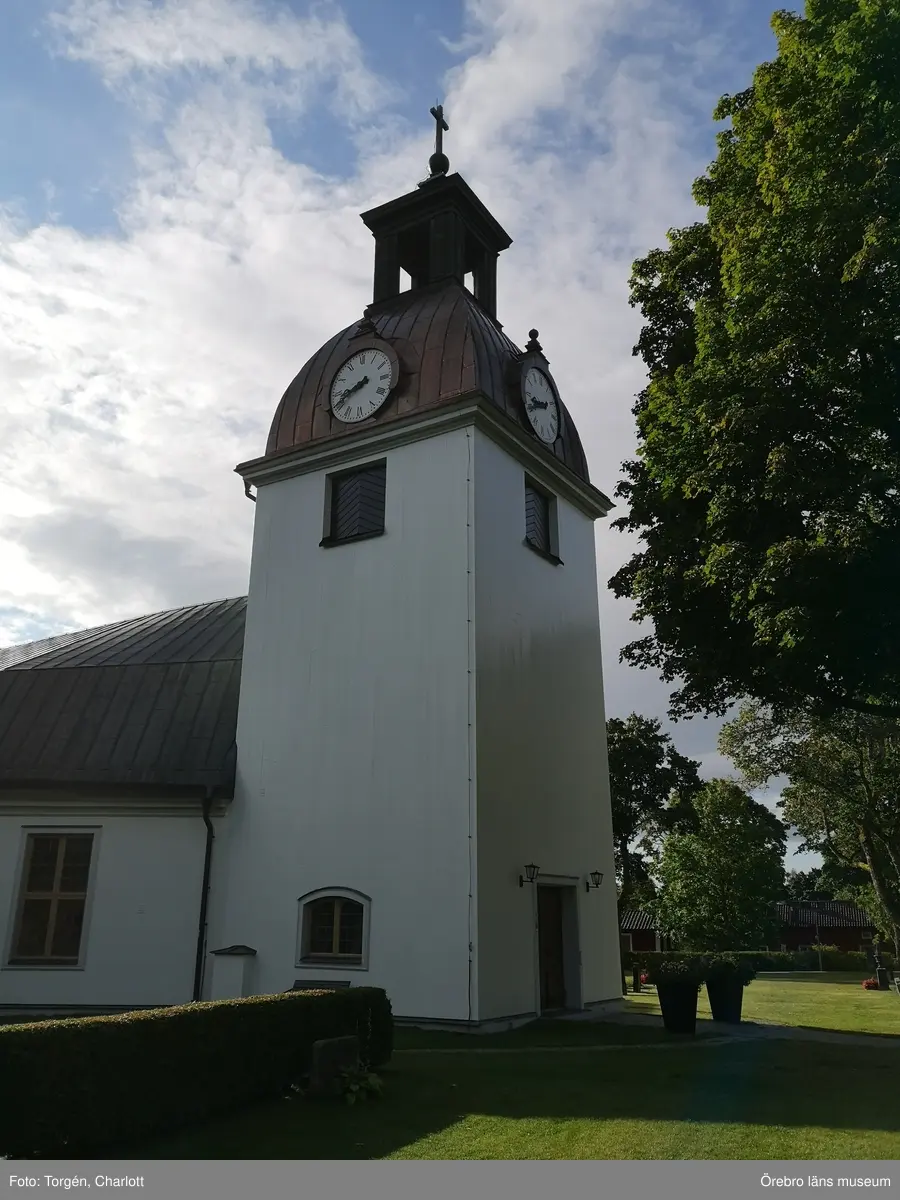 Fotoprotokoll
Acc.nr. OLM-2021-34

Objekt: Järnboås kyrka
Socken: Järnboås socken
Kommun: Nora kommun
Län: T
År: 2021

Motiv: Utvändiga renoverings- och måleriarbeten på Järnboås kyrka
1-17: Järnboås kyrka för åtgärder. Fasaden har tvättats. Färgen krackelerade och flagade kraftigt samt hade en märklig yta. 
18-29: Under arbetets gång. Befintlig färg hade dåligt fäste, den släppte mycket lätt från panelen. Några få rötskador fanns bakom ett stuprör samt i takfoten.
30-48: Järnboås kyrka efter renoverings- och målningsarbeten.
49-50: Grindarna målades i samband med övriga arbeten.


Foto:	1-17: Anneli Borg
	17-50: Charlott Torgén

Diarienr. 2021.106