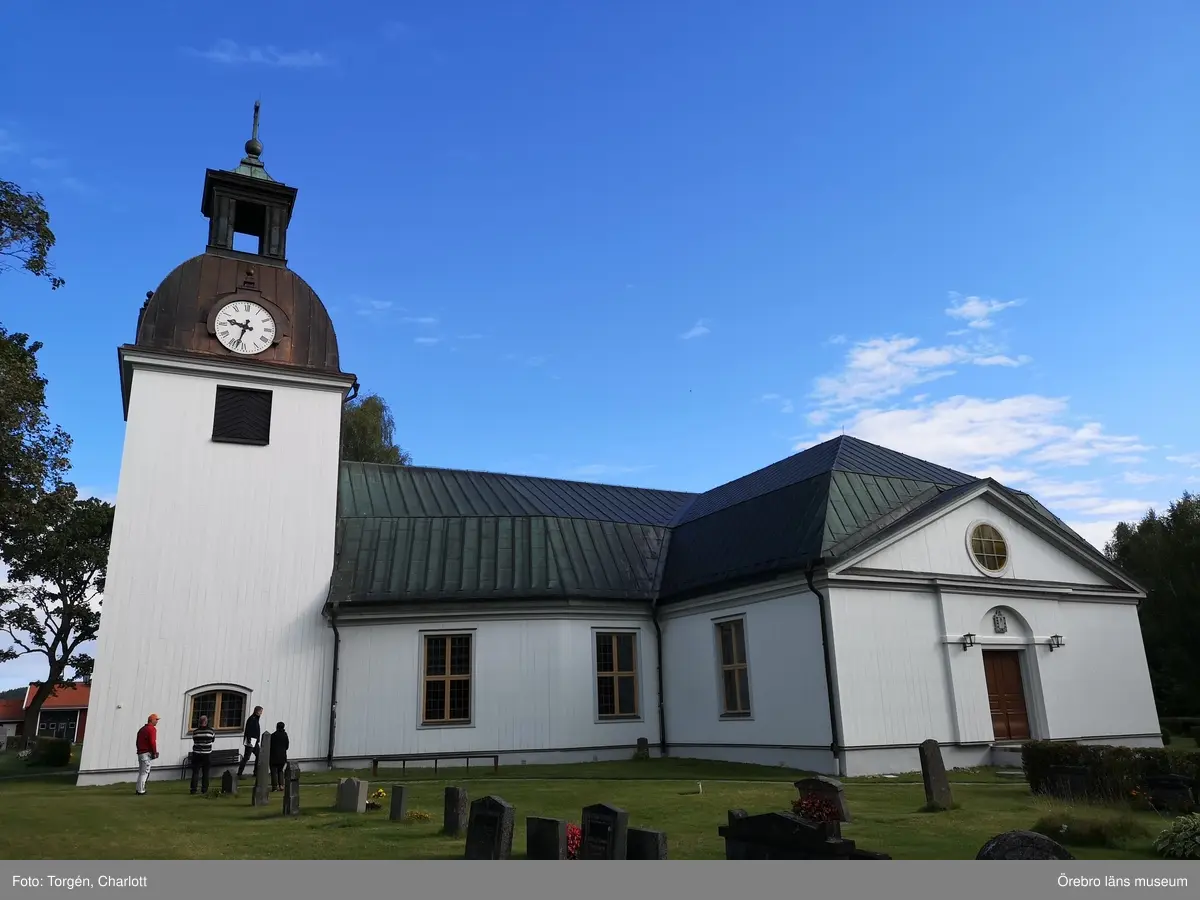 Fotoprotokoll
Acc.nr. OLM-2021-34

Objekt: Järnboås kyrka
Socken: Järnboås socken
Kommun: Nora kommun
Län: T
År: 2021

Motiv: Utvändiga renoverings- och måleriarbeten på Järnboås kyrka
1-17: Järnboås kyrka för åtgärder. Fasaden har tvättats. Färgen krackelerade och flagade kraftigt samt hade en märklig yta. 
18-29: Under arbetets gång. Befintlig färg hade dåligt fäste, den släppte mycket lätt från panelen. Några få rötskador fanns bakom ett stuprör samt i takfoten.
30-48: Järnboås kyrka efter renoverings- och målningsarbeten.
49-50: Grindarna målades i samband med övriga arbeten.


Foto:	1-17: Anneli Borg
	17-50: Charlott Torgén

Diarienr. 2021.106