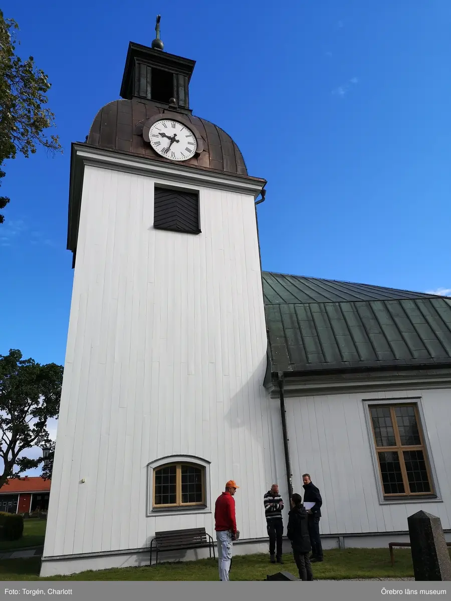 Fotoprotokoll
Acc.nr. OLM-2021-34

Objekt: Järnboås kyrka
Socken: Järnboås socken
Kommun: Nora kommun
Län: T
År: 2021

Motiv: Utvändiga renoverings- och måleriarbeten på Järnboås kyrka
1-17: Järnboås kyrka för åtgärder. Fasaden har tvättats. Färgen krackelerade och flagade kraftigt samt hade en märklig yta. 
18-29: Under arbetets gång. Befintlig färg hade dåligt fäste, den släppte mycket lätt från panelen. Några få rötskador fanns bakom ett stuprör samt i takfoten.
30-48: Järnboås kyrka efter renoverings- och målningsarbeten.
49-50: Grindarna målades i samband med övriga arbeten.


Foto:	1-17: Anneli Borg
	17-50: Charlott Torgén

Diarienr. 2021.106