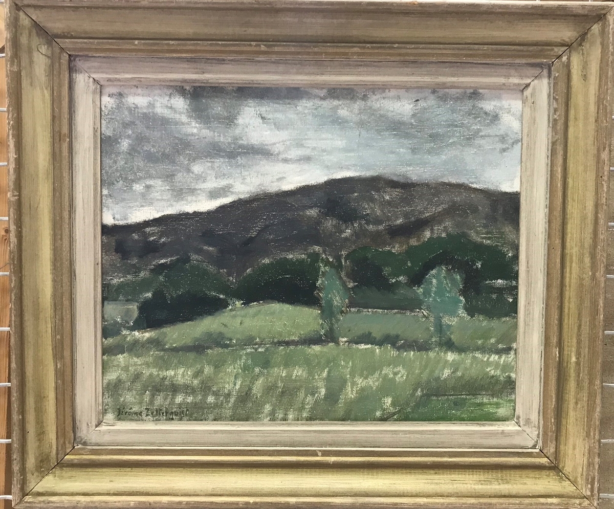 Tjörn.
I förgrunden grönt fält, ett par ljusgröna träd står mitt på fältet, i sanden reser sig en hög kulle i mörkgrönt, gråbrunt och brunsvart, himlen är grågrön med mörkare /.../.