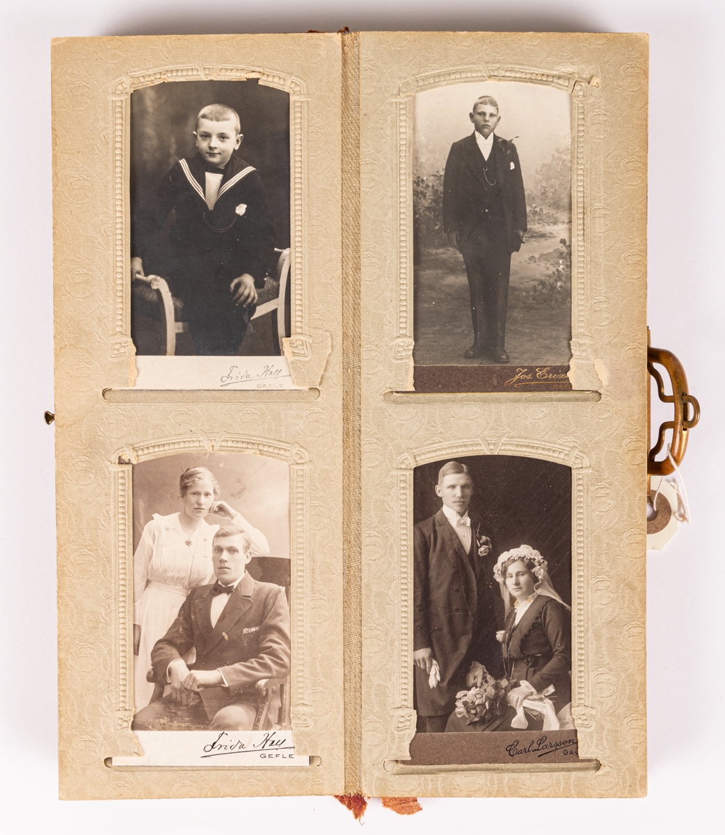 Smalt, rött fotoalbum med metallspänne, innehållande 22 visitkort. Många foton sakna. Porträtt över personer från Uppsala och Gästrikland.