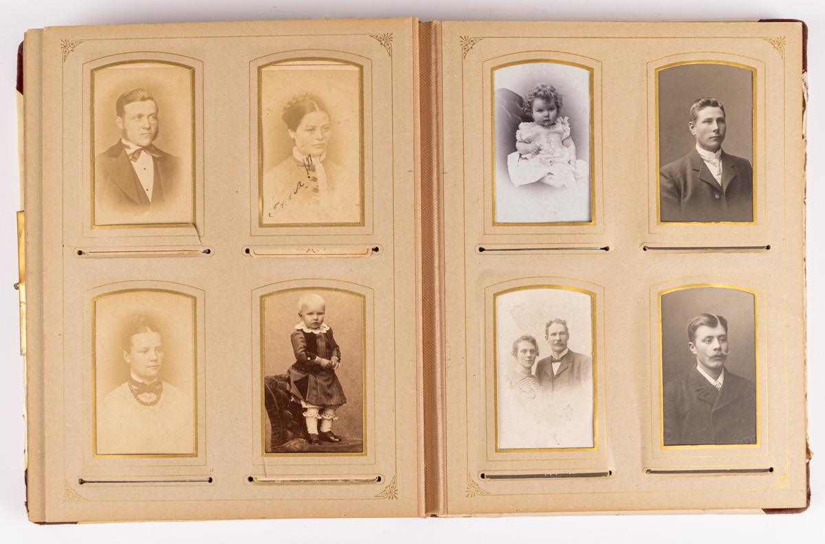 Rött fotoalbum med metallspänne, textil, med pärm av lackat papper med motiv. Innehållande 57 visitkort. Många foton sakna. Porträtt över personer från Gästrikland.