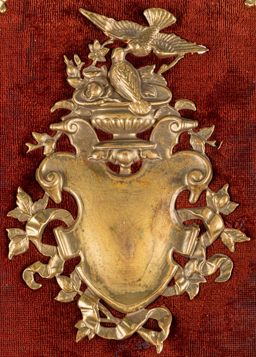 Rött fotoalbum med metallspänne, sammetspärm med metalldekorationer. Innehållande 85 visitkort. Porträtt över personer från Gästrikland.