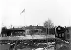 Envåningsbyggnaden med veranda lät groshandlare Lundberg timmra på en våning år 1912. Gränden till höger med de Sondellska husen på högra sidan kallades \