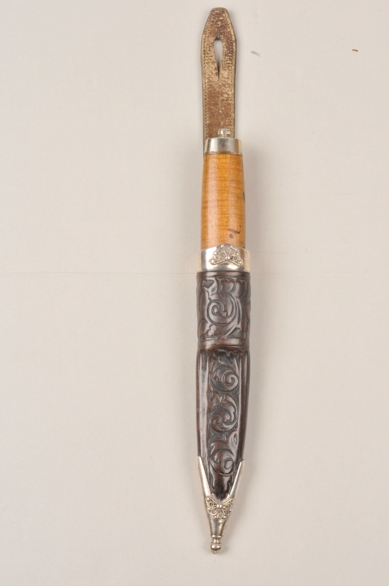 Slirekniv med holkar og filigransdekor. Truleg uorginal kniv i til slire.