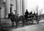 Åkare Norberg med likvagn vid kyrkan.