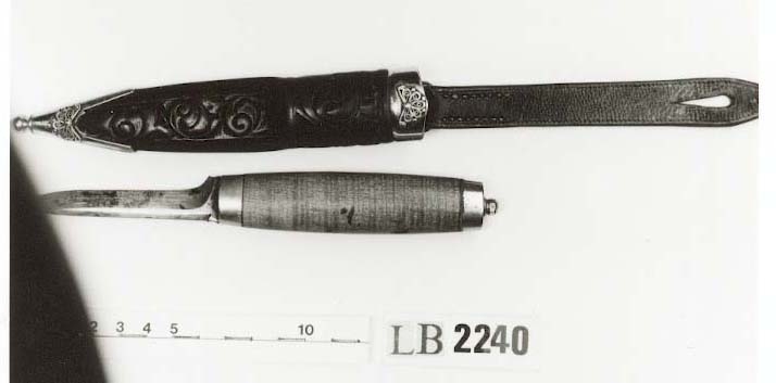 Slirekniv med holkar og filigransdekor. Truleg uorginal kniv i til slire.