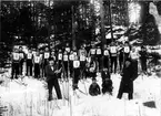 Deltagare i skidtävling i Härnösand i början av 1900.