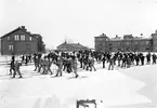 Volontärskolan, nu gamla ålderdomshemmet. Volontärer på skidor.