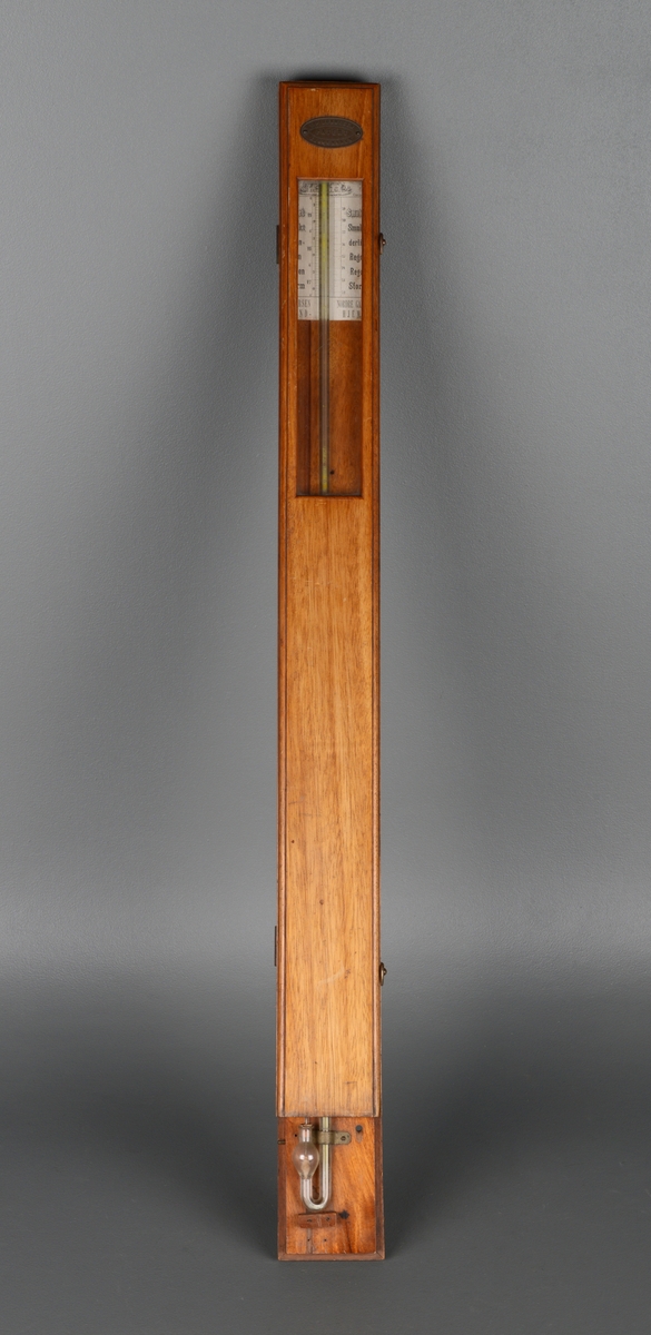 Øverst på den trykte platen en liten strektegning/illustrasjon av Nidarosdomen slik den så ut mellom ca. 1791 og 1869 med lavt tårn og barokk løkkuppel over oktogonen.