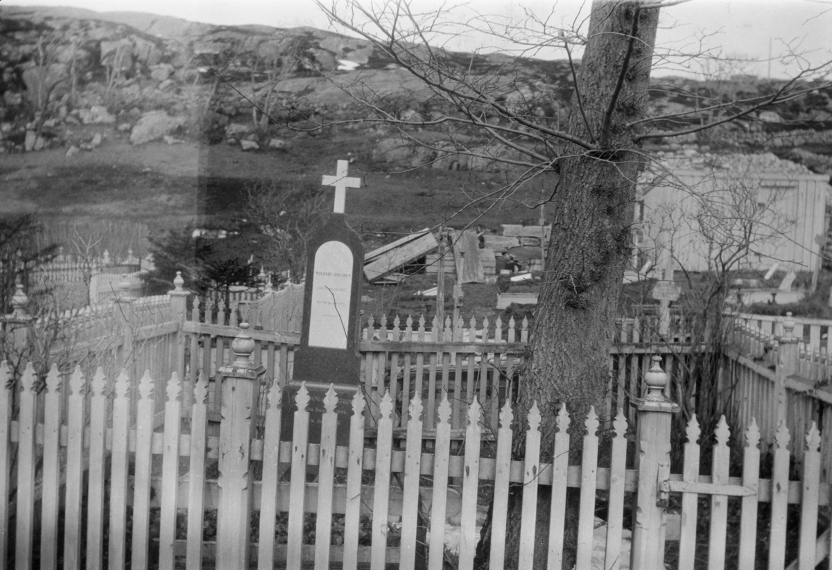 Inngjerdet gravsten med påskrift Walborg Holthen. Begravd på Nordlandet, Kristiansund. Var forlovet med Eivind Jøssong