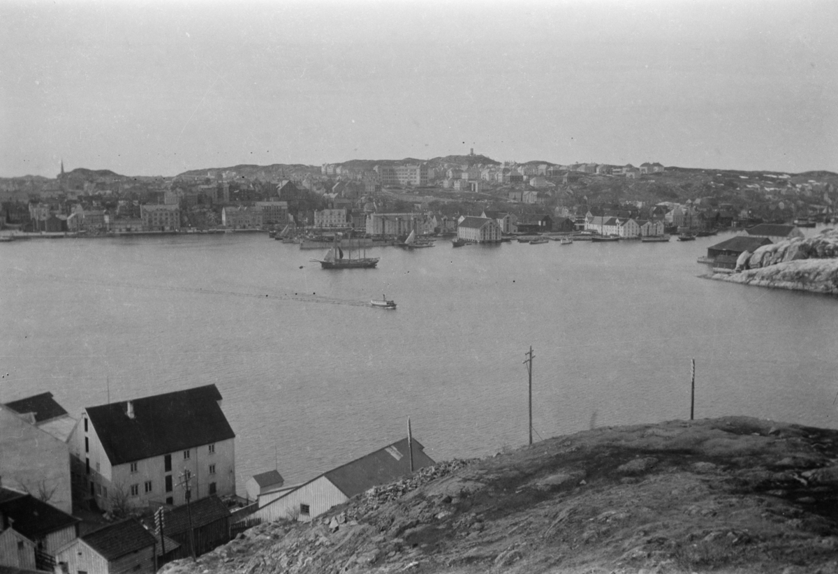Kristiansund, båter på fjorden og Kirklandet med Varden i bakgrunn
