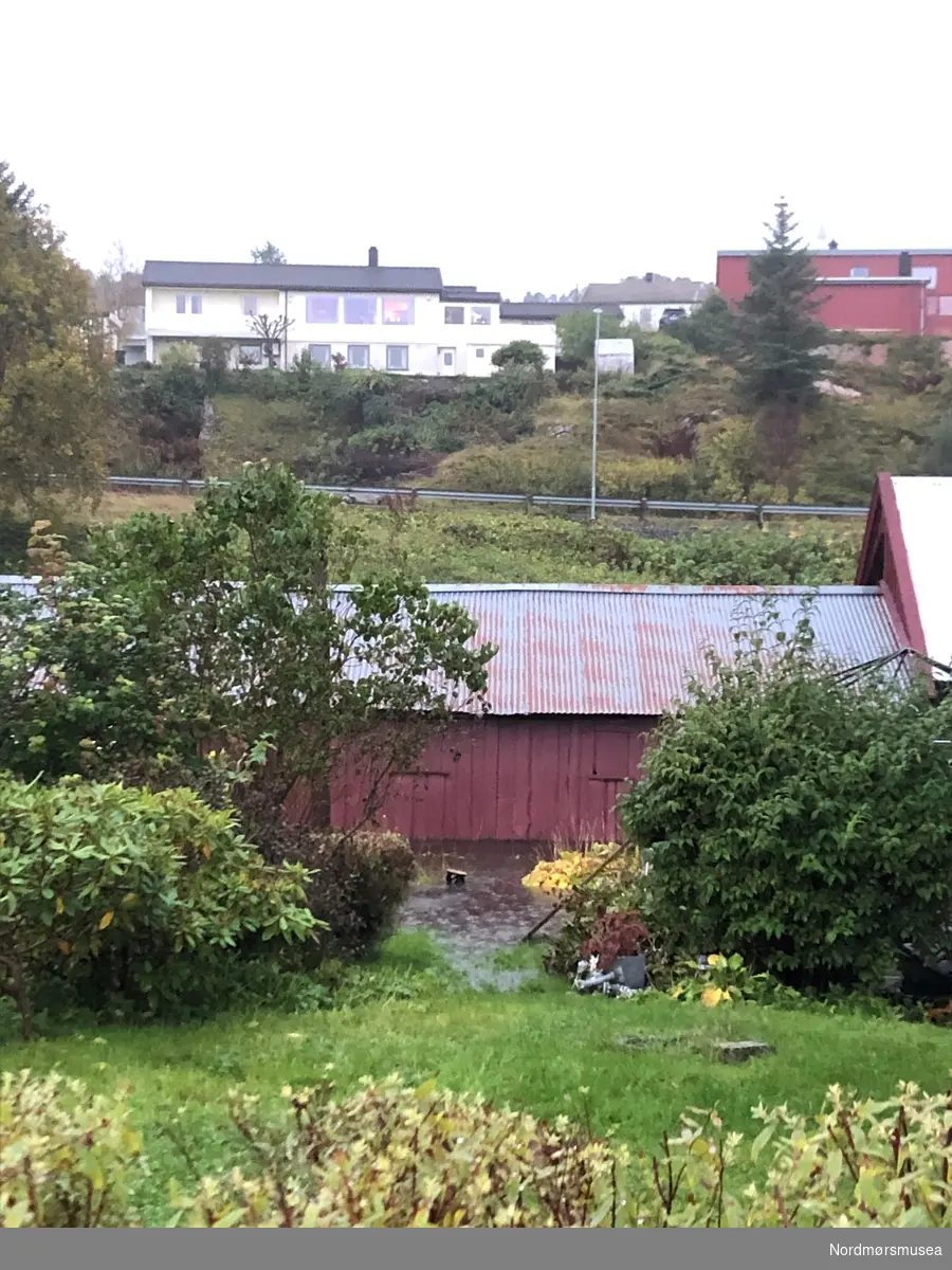 Storflom ved Brunsvikens reperbane i Myra, Kristiansund, omkring 14. oktober 2021. Brunsvikens reperbane som er fra 1856, er den eneste bevarte autentiske reperbanen i Norge, med alt produksjonsutstyr intakt. Reperbanen er 212 meter lang, 5,5 meter bred og 2,5 meter høy, og er med det byens lengste og smaleste hus. Bygningen er reist i stavline som var den byggemåten som dominerte i uthus på Nordmøre. Dette er verdens lengste stavline! I 2020 fikk Nordmøre museums venner Kristiansund midler fra Møre og Romsdal Fylkeskommune, Norsk Kulturminnefond og Varig forsikring til å renovere reperbanen og nytt blikktak ble lagt på de 48 metrene som trengte det mest, mot Storskarven. I oktober 2021 startet arbeidet med å legge nytt gulv, fra enden mot Banaveien. Foto: Stein Ryther. Fra Nordmøre museums fotosamlinger.