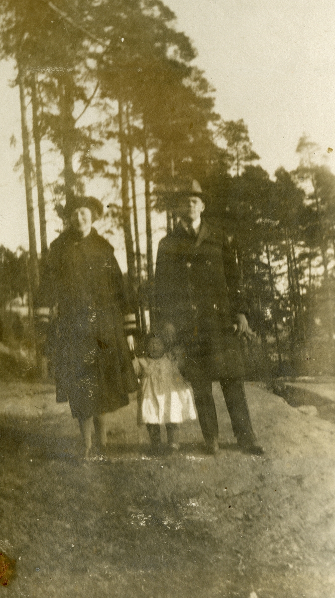 Albert, Esther og Erna Scheinpflug på tur på Bygdøy sjøbad