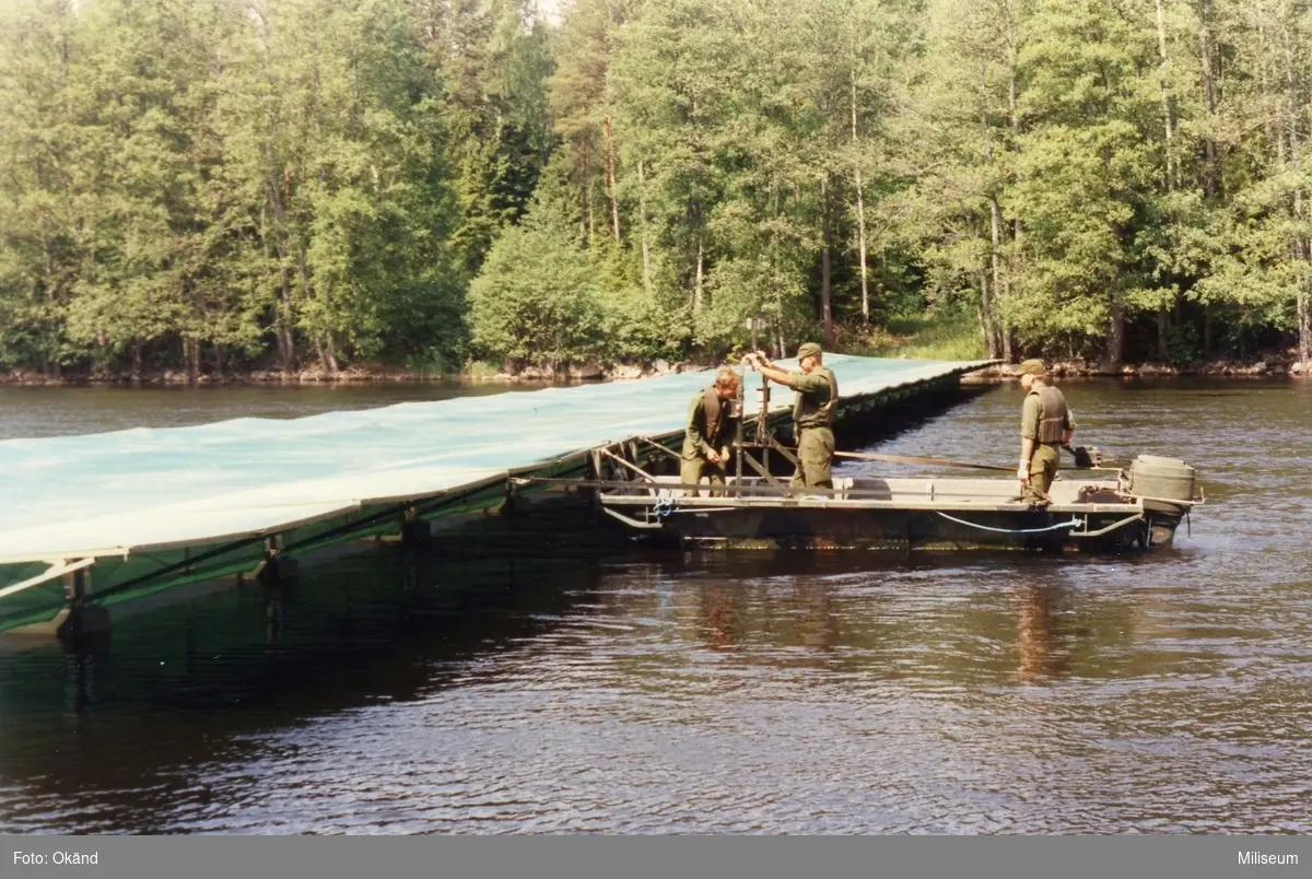 Skenbro över vattnet

Soldater på båt.