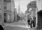 Parti av Ågatan mot väster i höjd med Hantverkaregatan. Till höger ses den Ekmanska gården, där plåtslagarmästaren August Leonard Ekman etablerade sin rörelse 1892. Samtliga profana byggnader på bilden är idag rivna eller flyttade till friluftsmuseet Gamla Linköping.