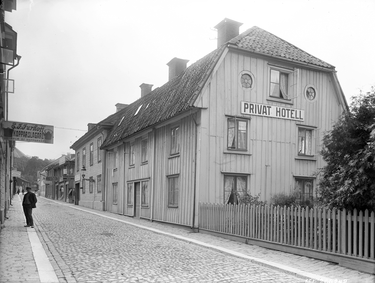 Jungfru Lovisas hotell på Ågatan 39 i Linköping. Bakom namnet stod Lovisa Dahlgren som från andra hälften av 1800-talet drev sin hotellverksamhet med gott renommé. Gatuhuset plockades ned 1953 för att 1955 åter stå rest i friluftsmuseet Gamla Linköping. Foto omkring 1910.