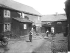 Gårdsinteriör från Storgatan 68 i Linköping. Vy mot söder och Sankt Korsgatan som skymtar genom bodens valv. Tiden är omkring förra sekelskiftet.