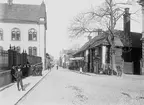 Storgatan mot öster från Borggården. Till vänster skymtar Linköpings högre allmänna läroverk, sedermera Linköpings stadshus, med välklädda läroverksgossar på rast. Till höger ligger Herman von Lingens gård, som denne ägde under åren 1784 och 1820. Gården flyttades till Gamla Linköping 1958.