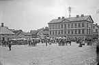 Vy över sydöstra delen av Stora torget i Linköping. I fonden före detta Rådhuset.