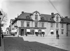 Beckmanska gården på Stora torget i Linköping. De bägge sammanbyggda husen som uppfördes i slutet av 1700-talet övertogs år 1852 av handlarna Carl Jacob Andersson och Wilhelm Beckman. Vid tiden för bilden var dessa herrar avlidna men deras renommé var som synes hågkommet genom handelsrörelsens efterträdare.