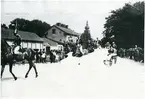 Västerås, Munkängen.
Kortege med Ottartornet i bakgrunden. 1927.