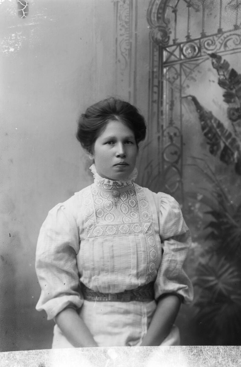 Thea Näslund; Ingår i porträttsamlingen från Knut Wallins ateljé.