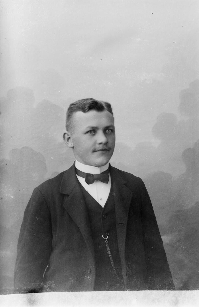 Bror Näsman; Ingår i porträttsamlingen från Knut Wallins ateljé.