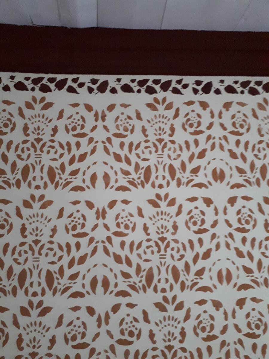 Raulåna er en to-etasjes laftet tømmerbygning med stående rødmalt panel. Taket er kledd med fasettskifer. Bygget har to diagonalpanelte inngangsdører. På takmønet står en metallvimpel med årstallet 1675.