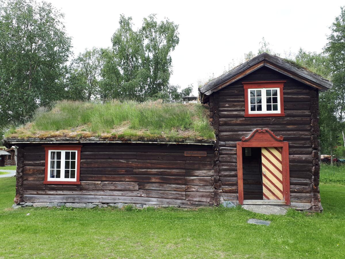 Laftet bygning i oppstuggustil med treromsplan som trolig er oppsatt på slutten av 1600-tallet. Oppstuggu er ei bygningsform som representerer overgangen fra den eldgamle enetasjes årestuggu til større hus bygd i to høyder. Over første etasje ble det bygget et loft (oppstuggu). Bygget ble fredet i 1923.