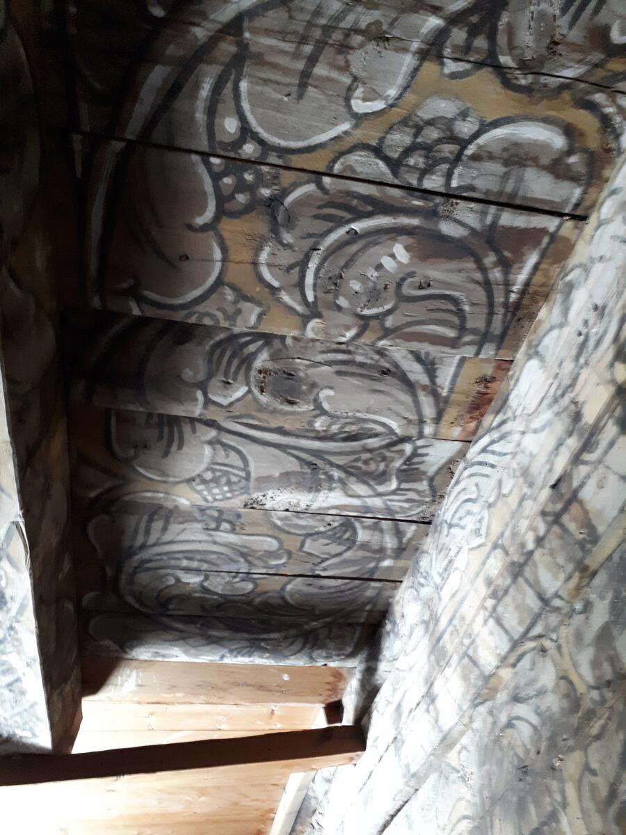 Raulåna er en to-etasjes laftet tømmerbygning med stående rødmalt panel. Taket er kledd med fasettskifer. Bygget har to diagonalpanelte inngangsdører. På takmønet står en metallvimpel med årstallet 1675.