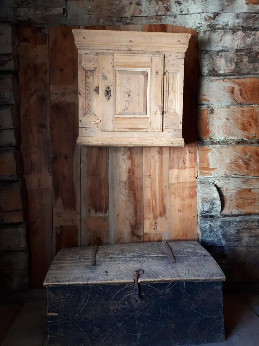 Raulåna er en to-etasjes laftet tømmerbygning med stående rødmalt panel. Taket er kledd med fasettskifer. Bygget har to diagonalpanelte inngangsdører. På takmønet står en metallvimpel med årstallet 1675.