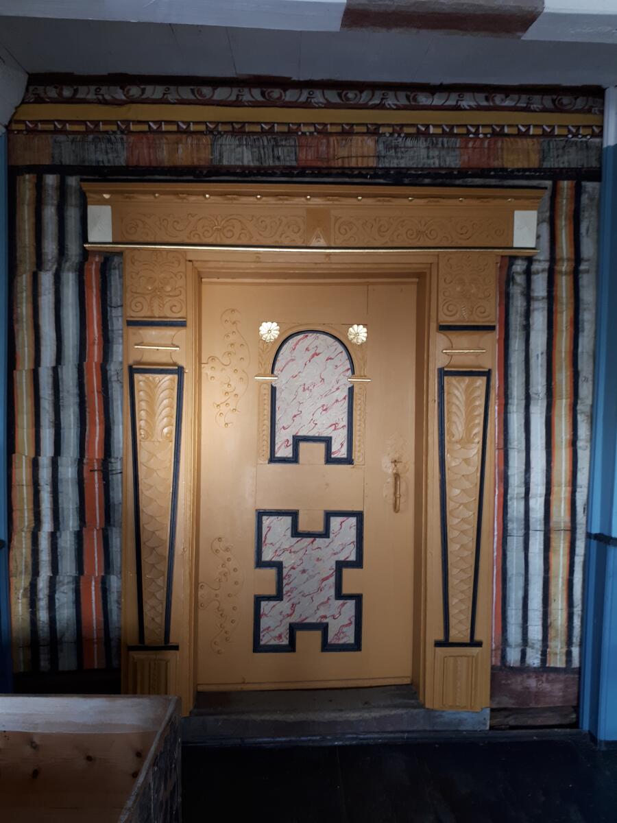 Raulåna er en to-etasjes laftet tømmerbygning med stående rødmalt panel. Taket er kledd med fasettskifer. Bygget har to diagonalpanelte inngangsdører. På takmønet står en metallvimpel med årstallet 1675.