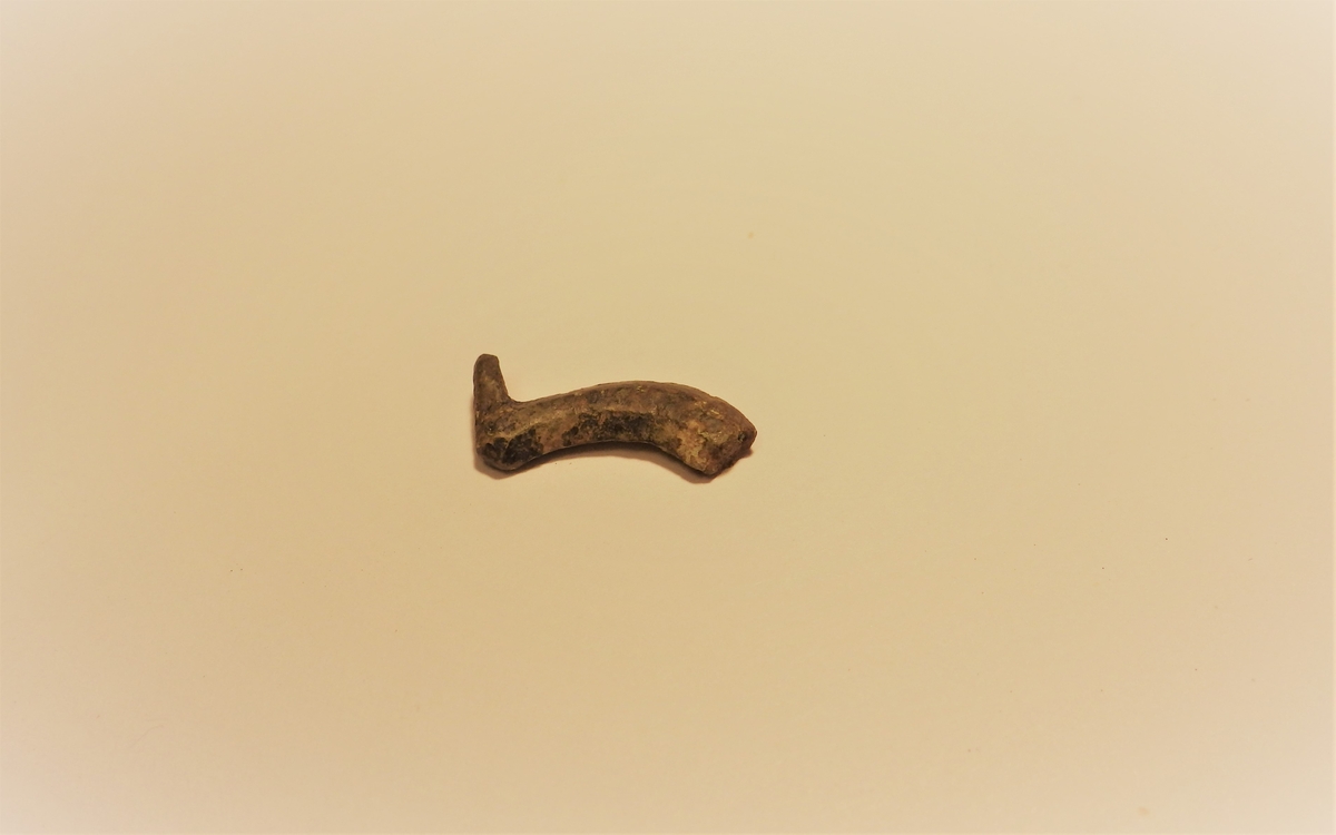 MÅL: L. 1, 9 CM, BUET PROFILERT STYKKE AV BØYLEN PÅ EN SPENNE. DETTE KAN OGSÅ VÆRE DEL AV HANK PÅ ET SKRIN.