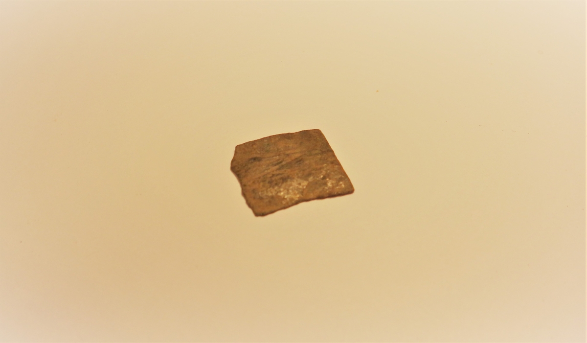 MÅL: 1, 7X1, 4 CM, AVBRUKKET, TYNN PLATE MED RESTER AV SØLVBELEGG PÅ ENE SIDEN.