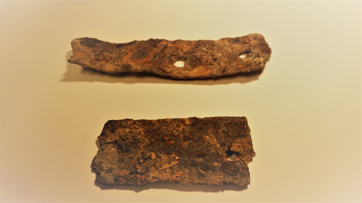 MÅL: A: L. 10, 8 CM B. 2, 8 CM, TO NAGLEHULLB: L. 6, 9 CM B. 3, 1 CM, ET NAGLEHULL