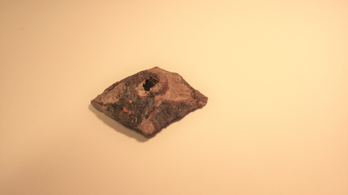 MÅL: L. 3, 7 CM, ROMBEFORMET