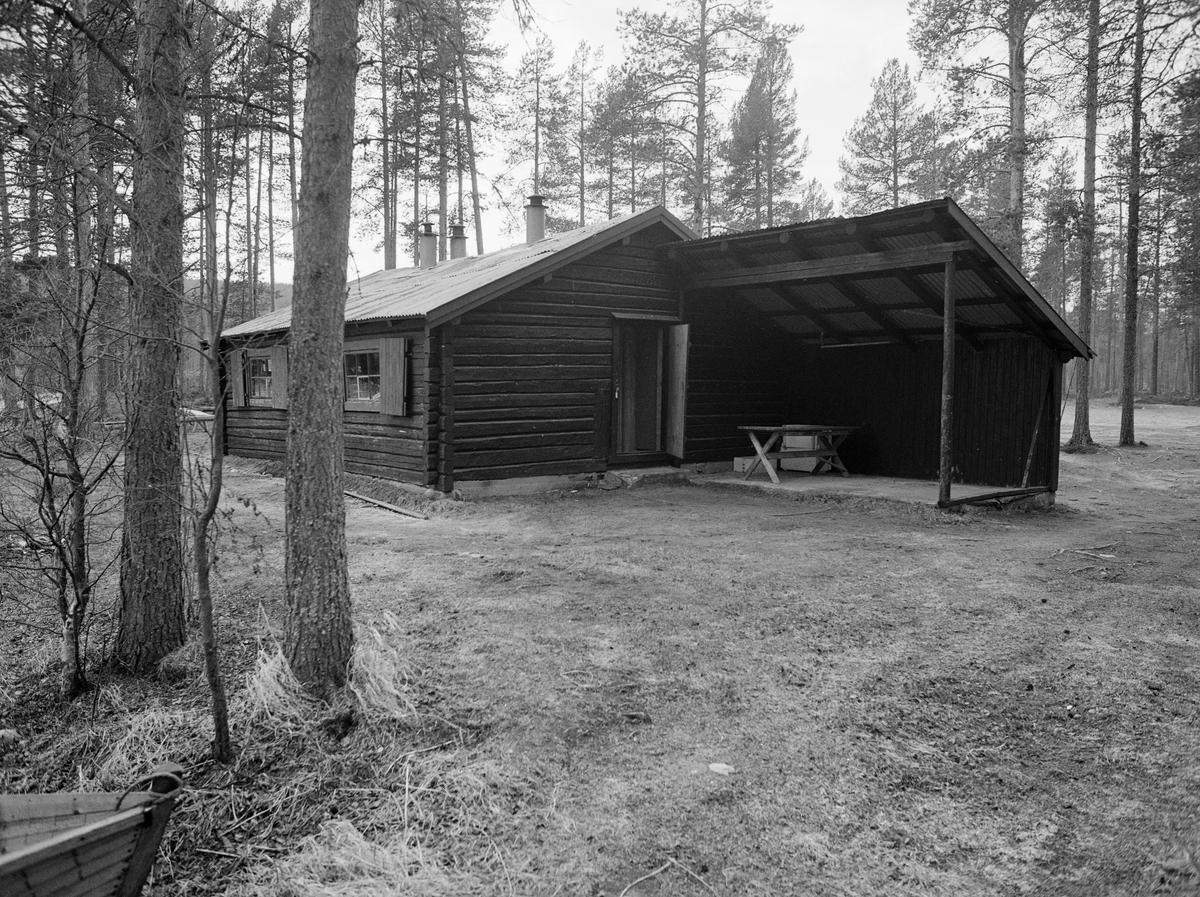 Stenbekk-koia ved Femundselva i Trysilvassdraget. Dette husværet ligger ved omtrent midt mellom Elvbrua og Snerta. Fotografiet ble tatt i forbindelse med en befaring styret i Klarälvens Flottningsförening hadde ved den øvre delen av vassdraget i 1986.