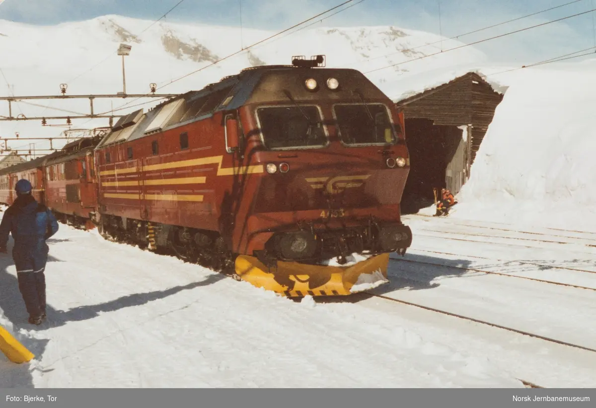 Diesellokomotiv Di 4 653 som ekstra forspannlokomotiv i dagtoget fra Bergen til Oslo, tog 602, på Finse stasjon