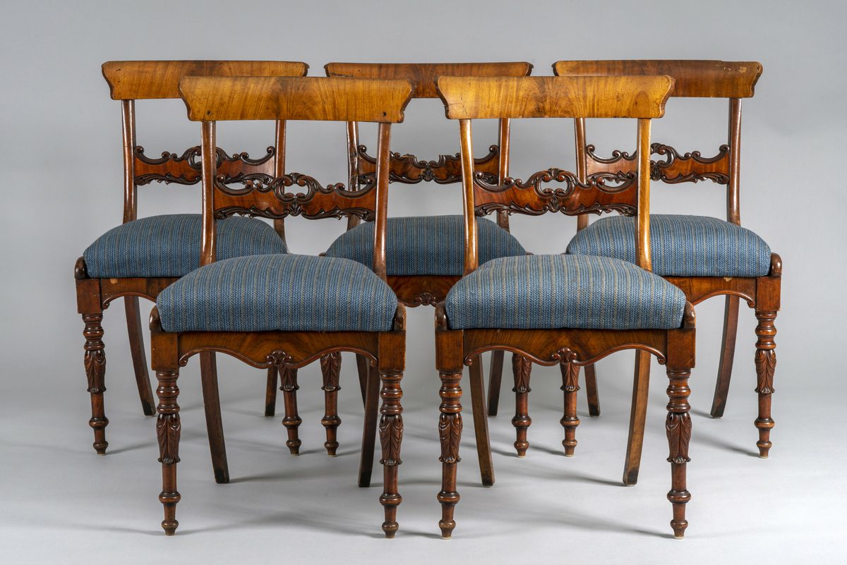 5 like spisestuestoler i utskåret, beiset bøk, med felter av finert mahogni eller valnøtt. Noen skader i treverk. Løse, trukne seter i stripete, blått trekk med 4 kraftige fjærer i hver. Stolrammer og puter er merket med romertall, men satt sammen uten hensyn til disse.  Har tilhørt Sara Fabricius.