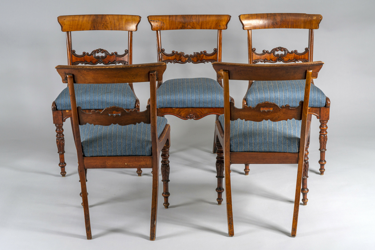 5 like spisestuestoler i utskåret, beiset bøk, med felter av finert mahogni eller valnøtt. Noen skader i treverk. Løse, trukne seter i stripete, blått trekk med 4 kraftige fjærer i hver. Stolrammer og puter er merket med romertall, men satt sammen uten hensyn til disse.  Har tilhørt Sara Fabricius.