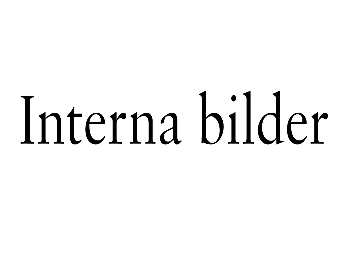 Vaxstycke. Stelnat. Gulbrun färg samt oregelbunden form. Tillplattat på tre sidor.