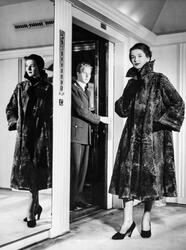 Mannekäng visar päls från NK:s Franska damskrädderi vid varu