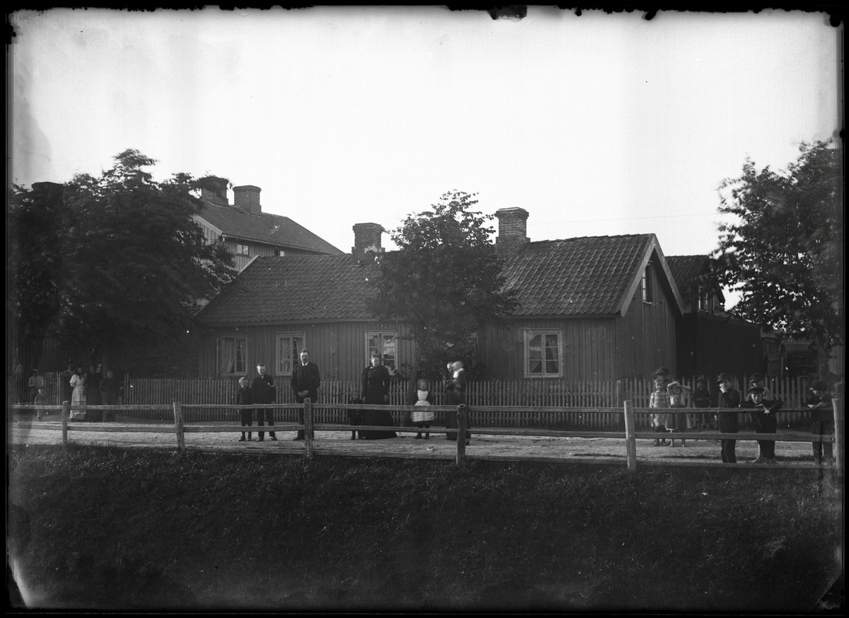 Familj framför bostadshus