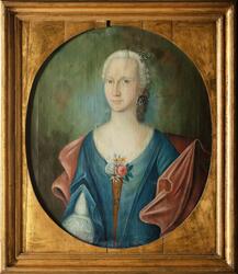 Maleri. Ovalt portrett i nyere, rektangulær ramme. Brystbilde skrått en face av kvinne i blå kjole med blonder ved armene, rosa sjal, pudderparykk og blomster ved barmen. Smykker.